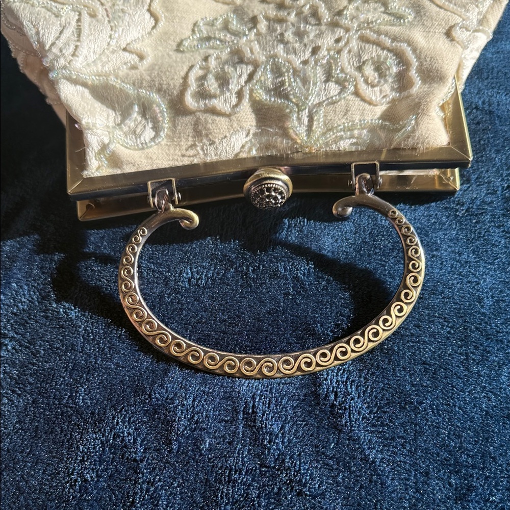 Vintage-Inspired Cream Clutch with Gold Handle - Picture 9 of 11